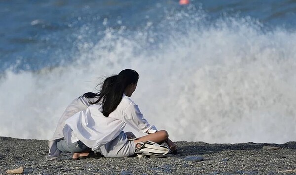 隨著颱風逐漸靠近台灣，東部風浪將逐漸增強，迎風面的北部及東部也陸續有短暫陣雨，且愈晚愈頻繁。記者陳正興／攝影