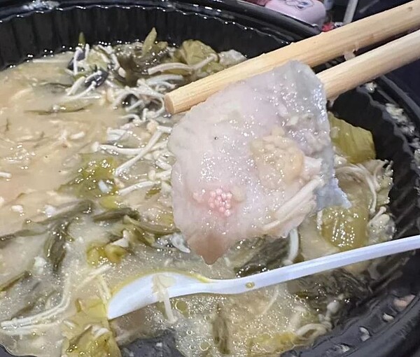 她表示與男友吃一半才發現有異物附著在魚肉上面,懷疑吃到的是蟲卵。 圖擷自臉書社團「爆料公社」