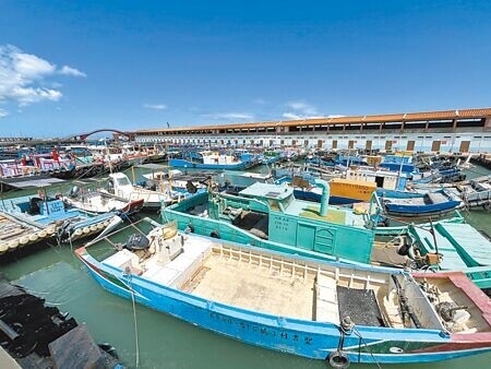 
凱米颱風已在桃園外海掀起大浪，根據觀測浪高平台顯示，24日竹圍漁港外海將有4.2米浪高，昨天桃園區漁會420艘漁船已緊急入港避難。（圖文：廖姮玥）
