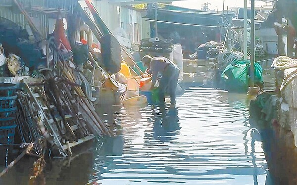 年度天文大潮23日達到高峰,台南安平漁港再度溢堤,導致港邊倉庫進水,深達約30公分。圖/讀者提供洪、榮志台南傳真