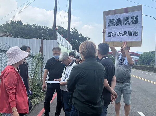 居民發現三鶯線橫溪站周邊近來環保公司建3層樓建物,日前聚集現場舉牌抗議。圖/議員黃淑君提供