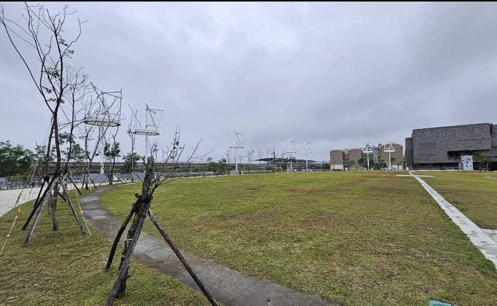 陽光劇場是桃園受歡迎的戶外表演活動場地，不過附近住戶表示假日辦活動的擴音設備音量太高，形同噪音。記者鄭國樑／攝影 