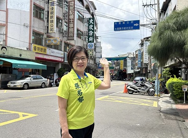 台中市議員張芬郁重提大里新建聯合行政中心一事,並指舊區公所的路牌至今都未更新。圖/張芬郁提供