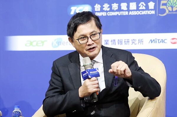 台灣玉山科技協會理事長童子賢指出,民眾即使努力省冷氣電,對台灣整體用電也許只影響1%到1.5%,若中暑反而浪費更多資源。記者邱德祥/攝影