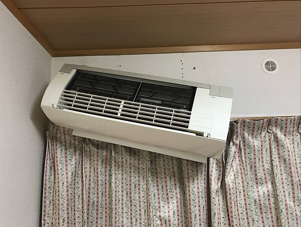 日本一名網友家的冷氣機整台從支架上脫落。圖/截自X@0bgT6ED5IGqTAdH