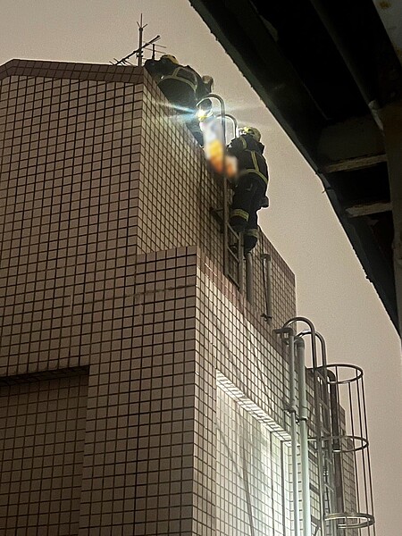 新北市新莊區某社區頂樓水塔,23日晚發生住戶疑似觸電身亡意外,70歲潘姓老翁因為是水電師傅,受社區總幹事委託去查看水塔,卻遲遲沒有回家,家屬晚間10時許前往查看發現,隨即報案。記者林昭彰/翻攝