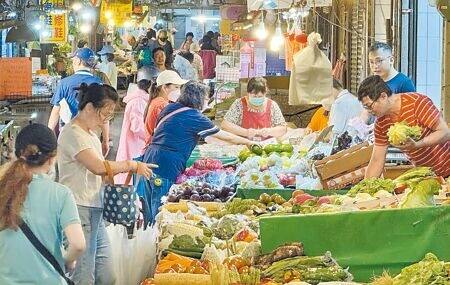 
凱米颱風24日逼近台灣，雖然全台不上班不上課，但傳統市場未休市，圖為不少台北市民前往購買蔬果青菜以備生活所需。（姚志平攝）
