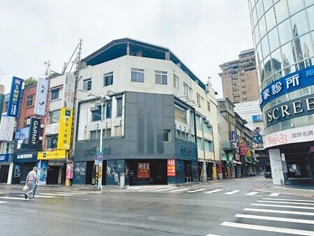 
新北市板橋府中商圈因為疫情加上產業轉移等影響，多家店面空出待租，市議員山田摩衣疾呼市府應積極介入協助經濟復甦，不要讓地方產業沒落。（柯毓庭攝）
