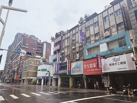 
新北市板橋館前東路與重慶路附近的「婚紗街」與南門街的「喜餅街」，原本是「粉紅產業鏈」婚禮商機發展地，僅剩下10幾間店仍在此營業。（柯毓庭攝）
