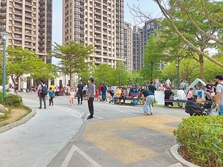 
新竹市東區關新公園是市區熱門公園之一，每逢假日都有不少家長帶小孩到此遊玩。（本報資料照片∕王惠慧新竹傳真）
