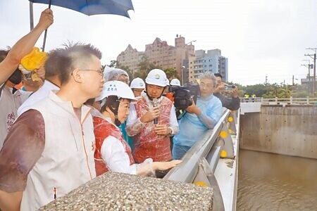 
台中市長盧秀燕（左二）24日到沙鹿區視察海線重大水利防洪工程南山截水溝排水成效，盧說，凱米颱風是近年來強颱，風大雨大，是一大考驗。（張妍溱攝）
