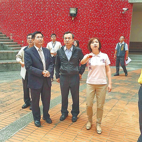 立委何欣純(前排右一)表示,原大里兒藝館因經營不善成為蚊子館,經她協助向文化部爭取9000萬元補助,轉型為「台中市纖維工藝博物館」,成為台中第1座市立博物館。圖/何欣純提供、馮惠宜台中傳真