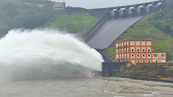 凱米颱風侵襲台灣，石門水庫集水區有明顯降雨，北區水資源分署評估將有更多水量進帳，24日白天持續調節性放水，控制水庫水位有足夠的防洪操作空間，確保水庫安全。圖／北水分署提供、呂筱蟬桃園傳真