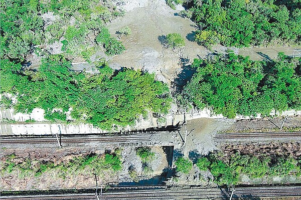 交通部表示,蘇花安將進環評大會審查,最快有機會明年底發包。圖為台9線蘇花公路崇德至和仁路段多處交通中斷,工務人員投入搶災。圖/公路局提供羅亦晽、花蓮傳真