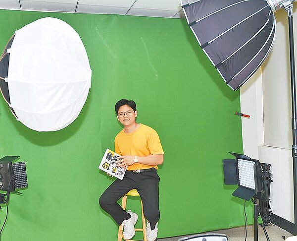 文化大學文學院積極打造跨領域課程,希望文組學生透過AI學習攝影、編劇文本與剪輯。圖/文化大學提供、李侑珊台北傳真