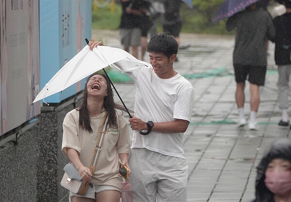 今天一整天全台灣仍受凱米颱風影響,天氣風險公司氣象部經理吳聖宇表示,苗栗以南到台東一帶區域,颱風引進的旺盛西南氣流,將帶來非常顯著的降雨。記者劉學聖/攝影