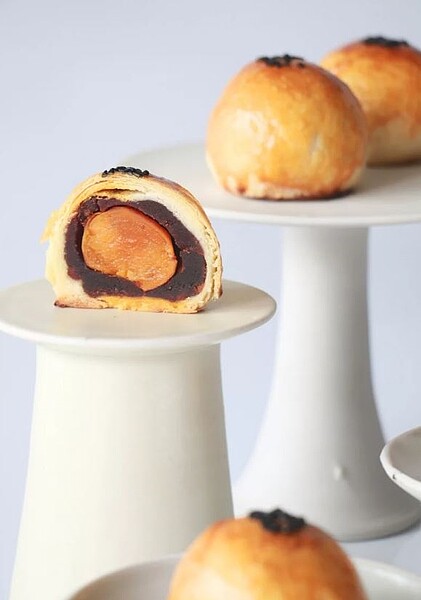 陳耀訓·麵包埠颱風天正常營運,蛋黃酥限時領取,罔顧消費者安全,網友炸鍋。圖/摘自粉絲頁