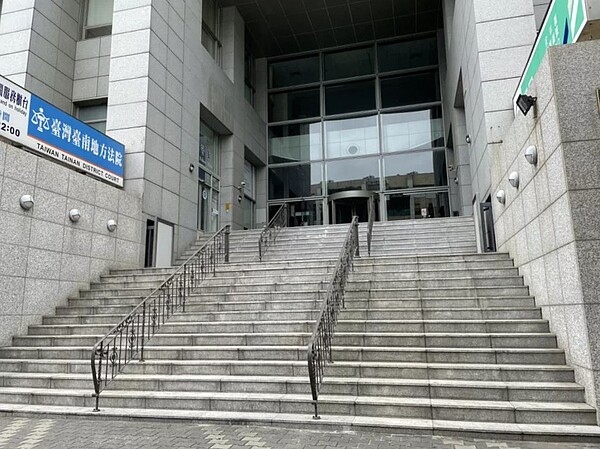 台南地院認為,曾男因一時失慮,致罹刑章,審理時已坦承犯行,並已與飼主達成調解,同意給予他緩刑自新機會,法官認他犯恐嚇危害安全罪處拘役50日,緩刑2年。圖/本報資料照