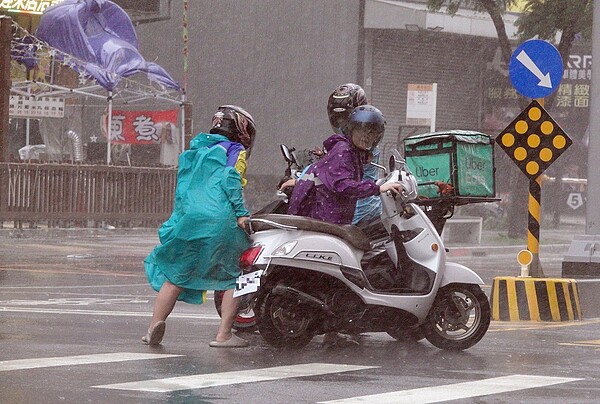 屏東縣、高雄市大雷雨 ，慎防劇烈降雨、雷擊、9級以上強陣風。記者劉學聖／攝影