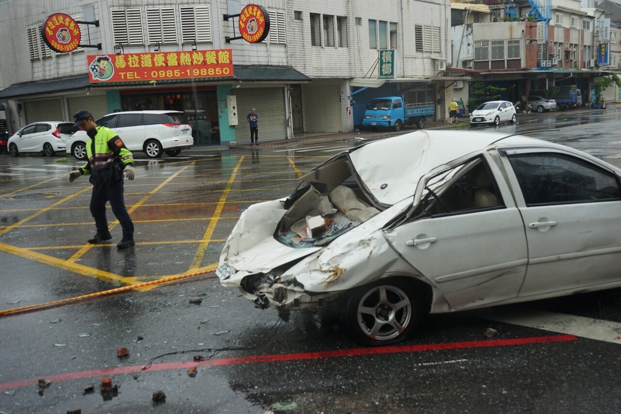 花蓮市馬姓一家三口昨將車子停在中興路邊，卻遭掉落的女兒牆砸中，坐在後座的馬妻及7歲兒子一死一命危，被砸毀的車今天仍在現場。記者王燕華／攝影 