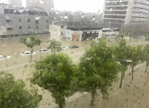 高雄愛河多處河段溢堤,黃水漫進社區。民眾提供