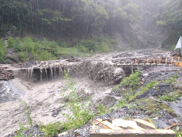 奧萬大國家森林遊樂區聯外道路也遭土石泥流侵襲，交通受阻，暫停開放延至7月底，實際開園日期再公告。圖／林業署南投分署提供