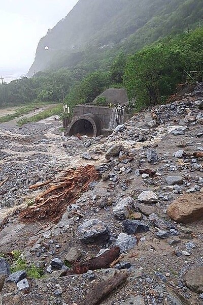 東部幹線因崇德=和仁間土石流覆蓋路線等災情，路線中斷。圖／民眾提供