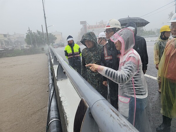 凱米颱風帶來強烈風雨，高雄市長陳其邁前往美濃勘察，了解當地受災情形。圖／高雄市府提供