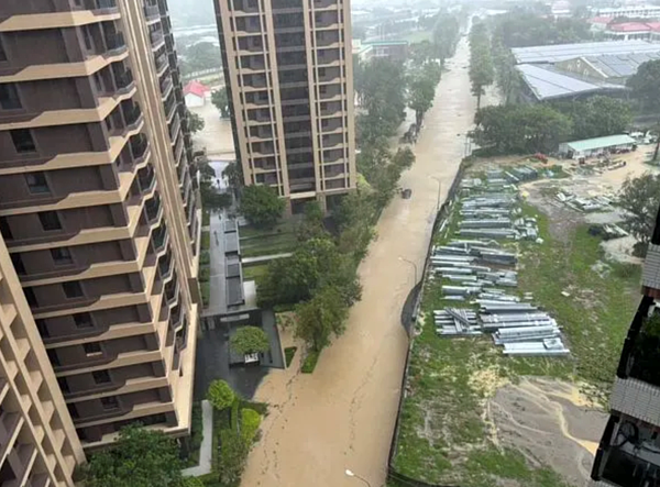 凱米颱風過境，左營桃子園路社區大樓地下室湧入大水。圖／翻攝自記者爆料網