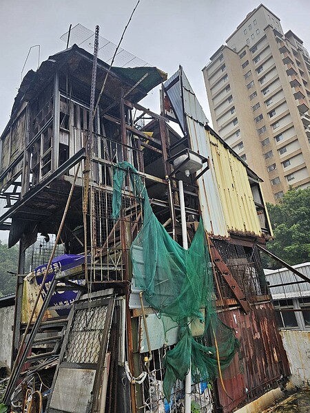 位於台北巿文山區一處頂樓加蓋鐵皮屋,原遭鑑定結構安全有疑慮需拆除,但仍在走行政程序,里長憂心颱風釀災,催市府應加速處理。圖/華興里長陳峙穎辦公室提供