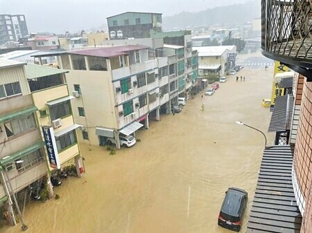 高雄市25日豪雨災情，強颱凱米侵襲台灣南部，除了重創高雄山區，市區也是災情頻傳，適逢天文大潮，昨天整個高雄幾乎都泡在水裡，整座城市猶如「水世界」。（洪浩軒攝）