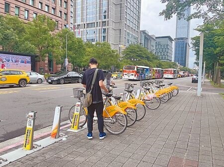 
民眾租借YouBike可加入會員免費投保公共自行車傷害險，在騎乘時發生意外事故，造成被保險人死亡、失能及住院時，可憑醫療單據向保險公司申請理賠，保險金額最高理賠100萬元、傷害住院日額最高1000元。（劉彥宜攝）
