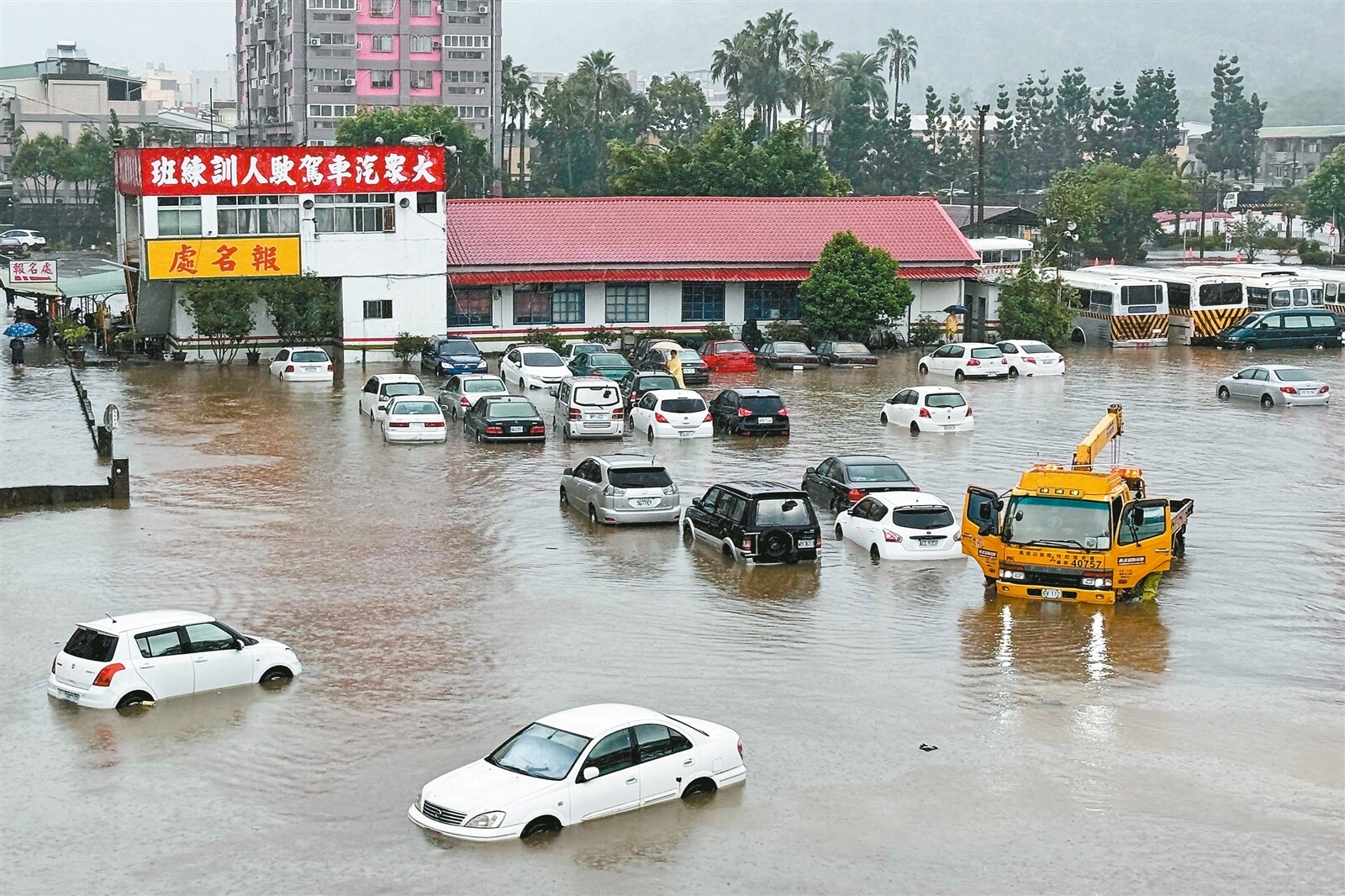 南投市區軍功橋、小溪橋到內轆地區都傳淹水，堤防外上百輛汽車泡水。記者黃仲裕／攝影 