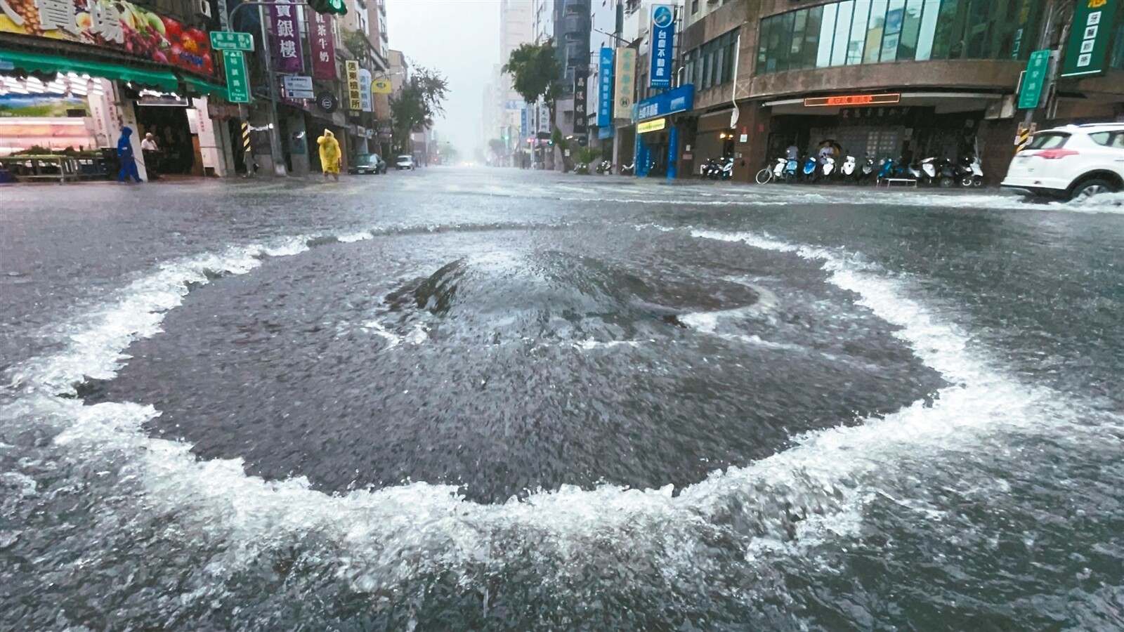 馬路噴泉 凱米颱風昨挾帶暴雨，整個高雄市區幾乎泡水，左營區馬路冒出噴泉。記者劉學聖／攝影 