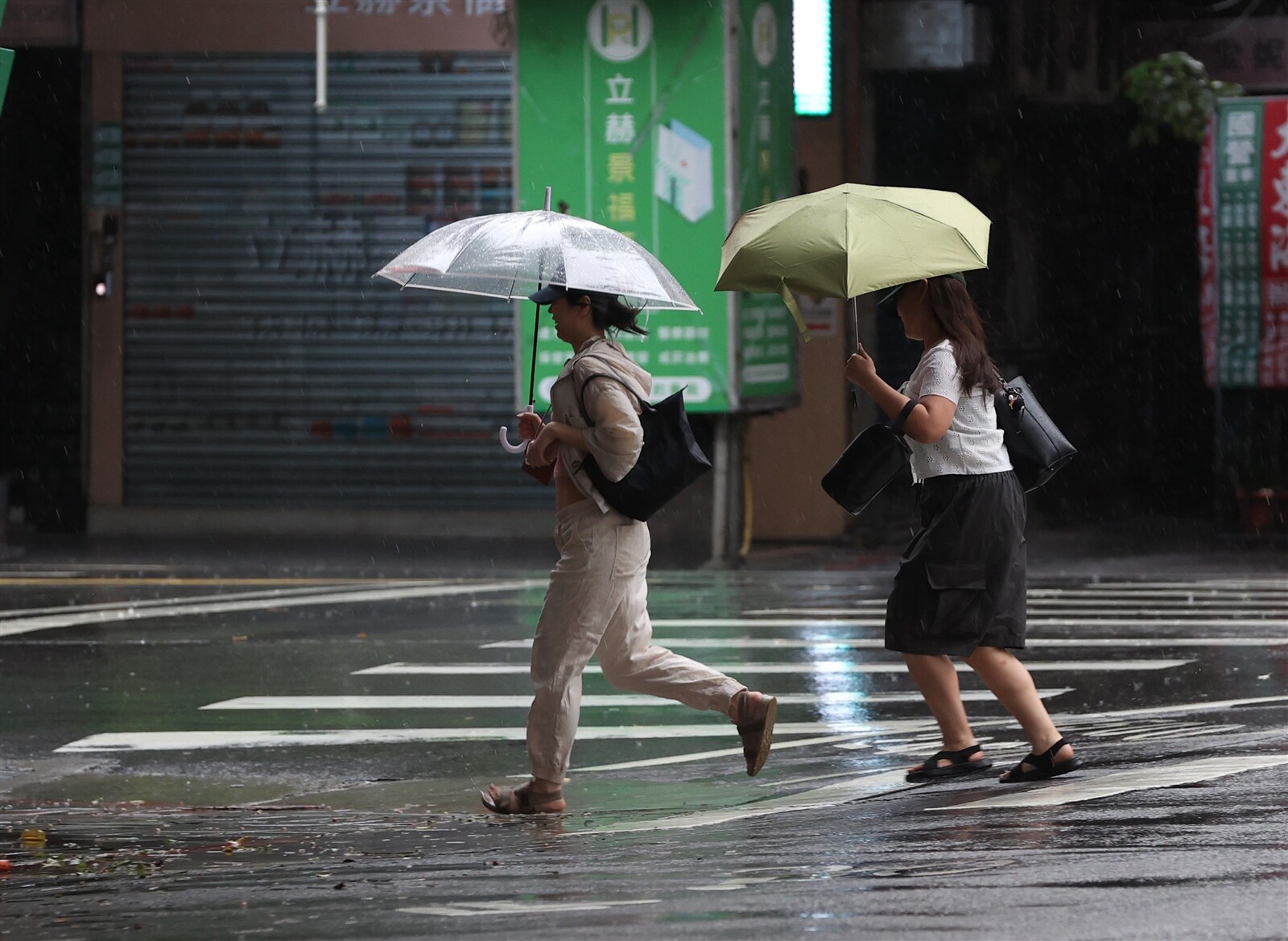 苗栗以南到高屏、台東一帶，仍有一陣一陣的降雨發生機會，有時候會出現短時較大雨勢的情況。記者林澔一／攝影 