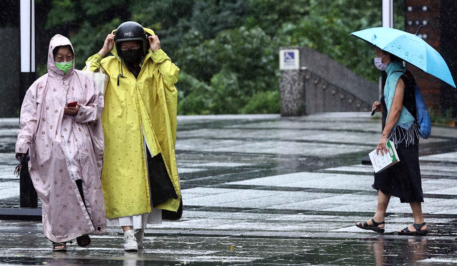 苗栗以南到高屏、台東一帶，仍有一陣一陣的降雨發生機會，有時候會出現短時較大雨勢的情況。記者侯永全／攝影 