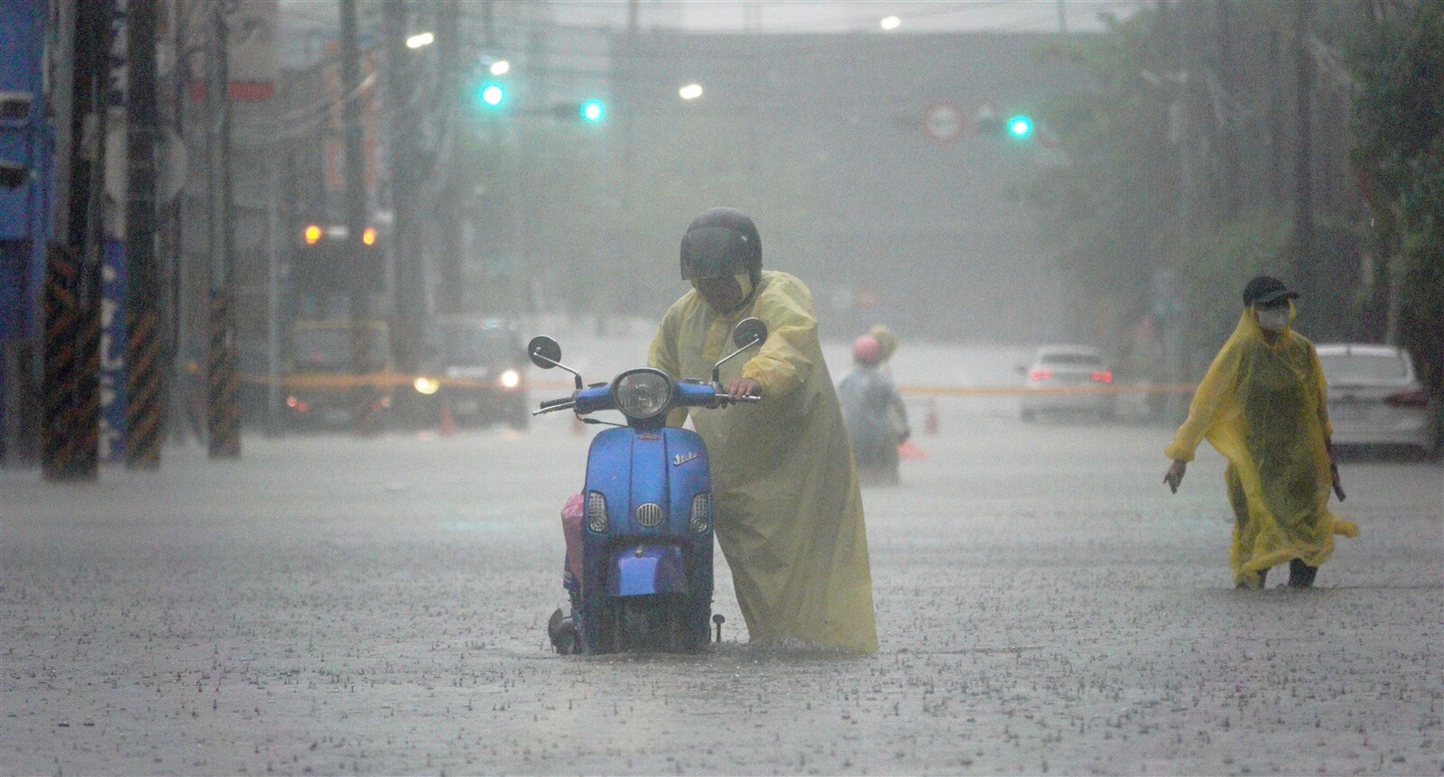 高雄昨天持續性的超大豪雨，造成多處嚴重淹水，圖為昨天高雄市岡山區嘉興里一帶淹水情形。記者劉學聖／攝影 