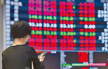 法人預估,以台積電ADR在24日大跌5.89%並跌破季線,以及25日開盤續跌推算,颱風假後的台股26日開市後先補跌、面臨季線22,185點保衛戰。圖∕本報資料照片