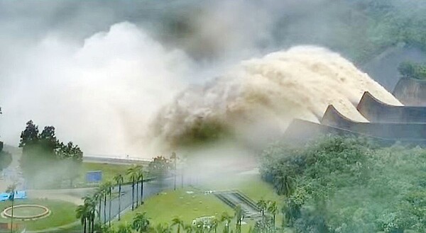 颱風凱米過境，台南降下超大豪雨，曾文水庫調節性放水。圖／水利署南區水資源分署提供