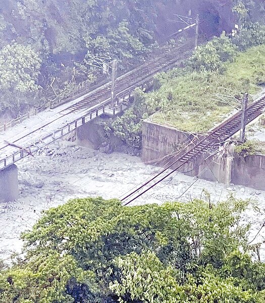 颱風凱米襲台,帶來強風豪雨;台鐵東部幹線多處遇土石流,圖為小清水溪橋西正線遭沖垮。圖/讀者提供