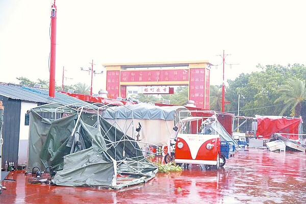 凱米襲台，花蓮強風大雨，東大門夜市一片狼藉，許多攤商生財工具被強風吹落。 圖／花蓮縣政府提供