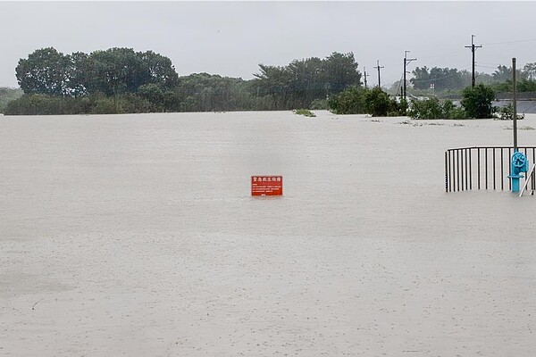 八掌溪暴漲溢堤,嘉義縣水上鄉一帶嚴重淹水,成水鄉澤國。圖/嘉縣府提供