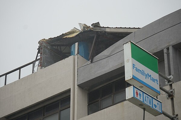 花蓮美崙大飯店承租中興路一處公寓作為員工宿舍,頂樓鐵皮屋頂卻被吹倒撞掉女兒牆,導致1死2傷悲劇。記者王燕華/攝影