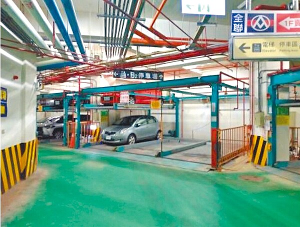 台北市公有超市附設停車場由超市得標業者一併管理,議員許家蓓發現,市府停車收費契約條文過於籠統,導致月票收費竟翻倍。圖/台北市市場處提供