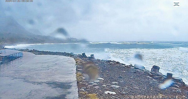 凱米颱風對流雲系發展旺盛,台東縣東河鄉金樽漁港25日上午天降冰雹,民眾躲在家防颱,透過即時影像系統觀看冰雹秀。(圖/摘自台東縣政府即時影像系統/蕭嘉蕙台東傳真)