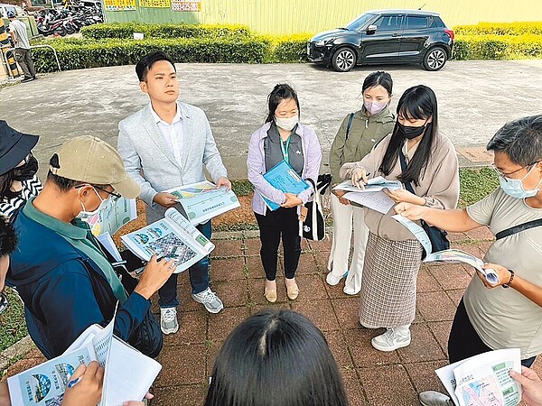 桃園市議員李宗豪（左二）日前會勘，希望龜山大坪頂公園也能一併增設圖書館，滿足民眾讀書、閱覽需求。圖／李宗豪提供