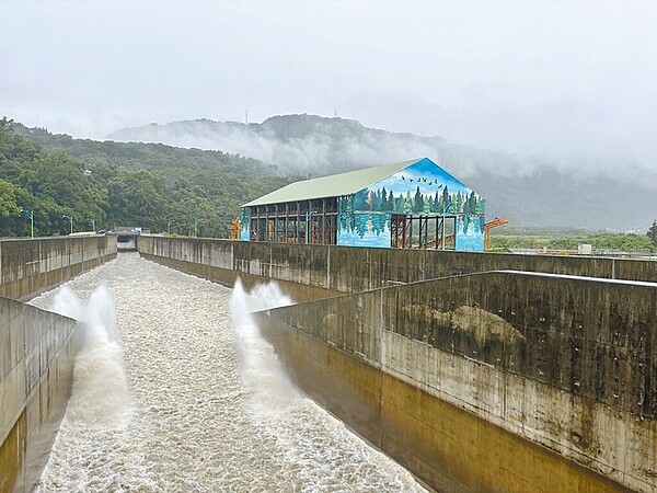 凱米颱風帶來豐沛雨量，石門水庫阿姆坪防淤隧道25日第3度啟用，順利沖刷約10萬立方米淤泥。圖／北水分署提供