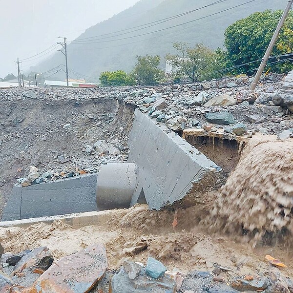 凱米颱風襲台挾帶強烈風雨，南投縣信義鄉東埔村「投95線」傳出路基被土石流掏空。圖／伍金豎提供