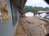 高雄土石流沖進民宅　老夫婦1死1傷