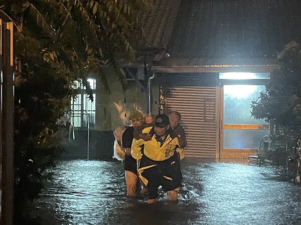 台中市25日晚連降大雨，多地淹水，清水區南社里長崔恵國今晚背出二名行動不便長者逃離淹水民宅。圖／民眾提供